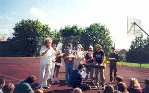 Die Lehrerschaft singt die "Strafaufgabe" von Herrn Hingerl f&uuml;r die Ausscheider 1996
